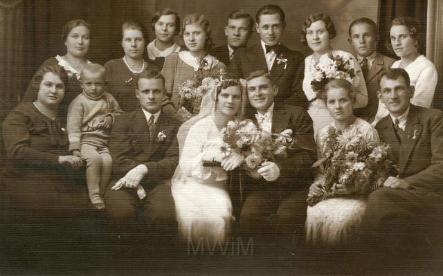 KKE 3838.jpg - Fotografia ślubna. Od prawej I rząd od dołu: pierwszy Bronisław Płóciennik, lata 30-te XX wieku.